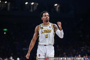 打上海有一套?小巴里·布朗近两个赛季对阵上海三场场均轰41.6分配图
