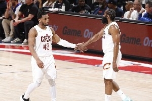 不管是谁 帮帮主力吧！哈登米切尔表现不佳 骑士亟需角色球员贡献配图