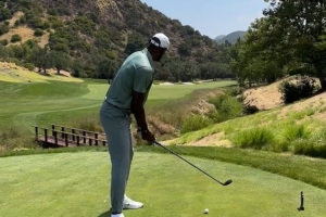 心旷神怡！詹姆斯今日继续打高尔夫 对着高尔夫球场放大缩小拍摄配图
