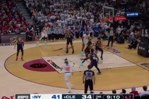 五大囧候选！阿尔瓦拉多仓促传球 砸到队友米切尔·罗宾逊脸上配图